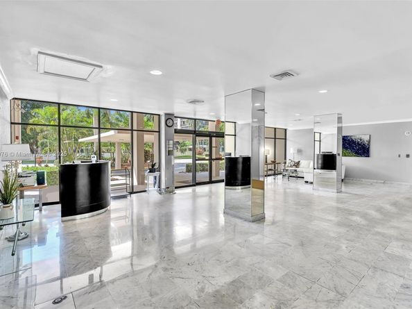 2425 Presidential Way 2003, West Palm Beach FL 33401