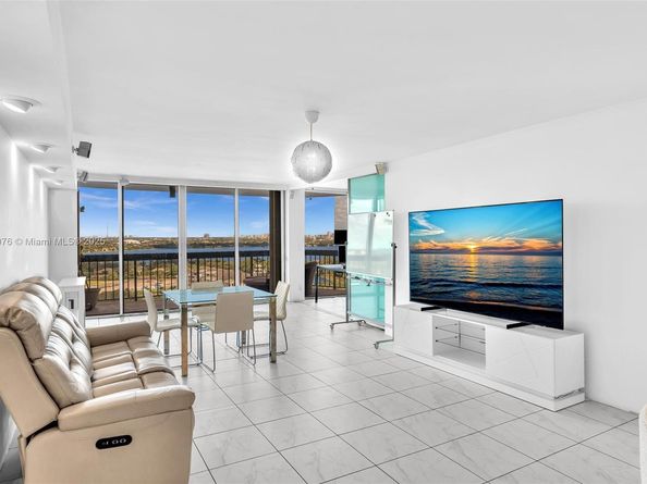 2425 Presidential Way 2003, West Palm Beach FL 33401