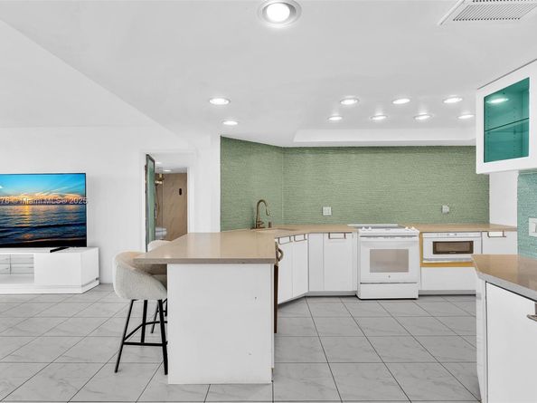 2425 Presidential Way 2003, West Palm Beach FL 33401
