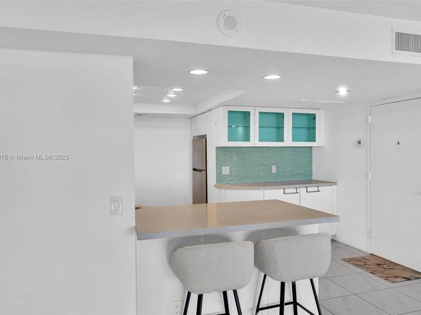 2425 Presidential Way 2003, West Palm Beach FL 33401
