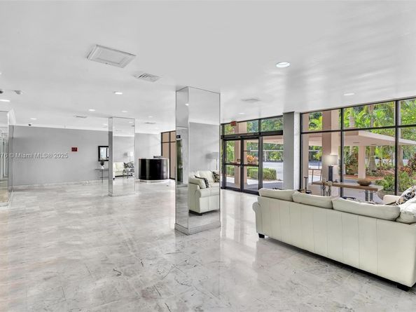 2425 Presidential Way 2003, West Palm Beach FL 33401