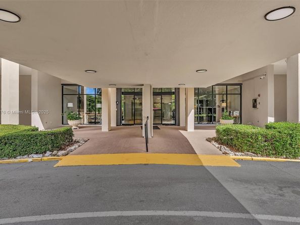 2425 Presidential Way 2003, West Palm Beach FL 33401