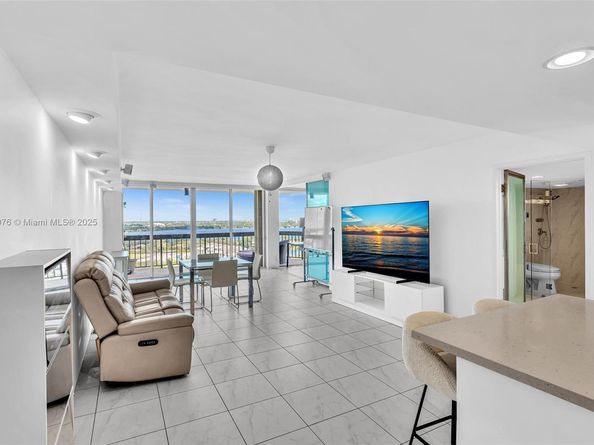 2425 Presidential Way 2003, West Palm Beach FL 33401