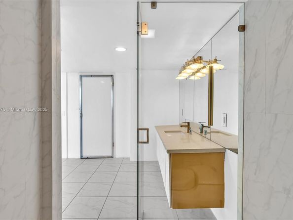 2425 Presidential Way 2003, West Palm Beach FL 33401