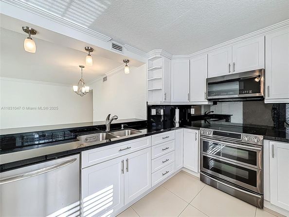 3552 Magellan Cir 122, Aventura FL 33180