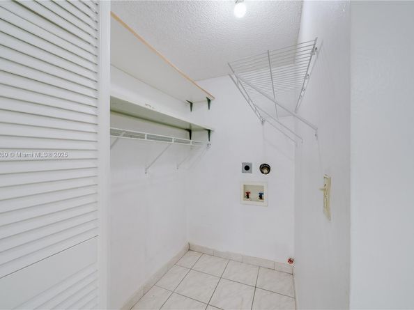 4855 NW 7th St 4096, Miami FL 33126