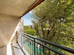 4855 NW 7th St 4096, Miami FL 33126