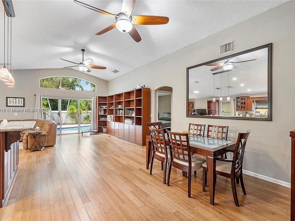 4945 SW 34th Ter, Hollywood FL 33312