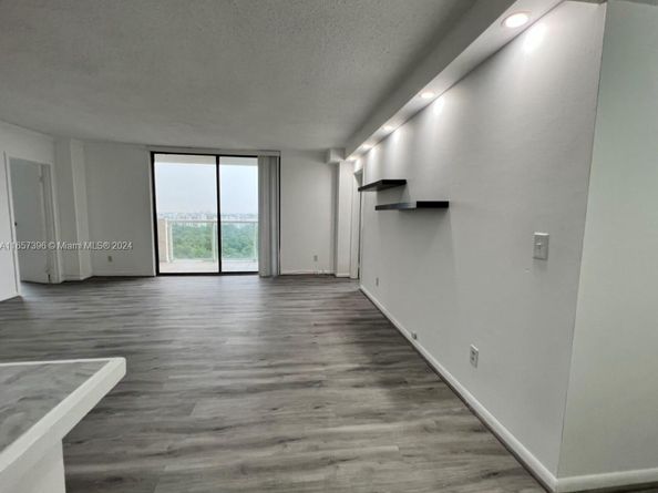 13499 Biscayne Blvd 1205, North Miami FL 33181