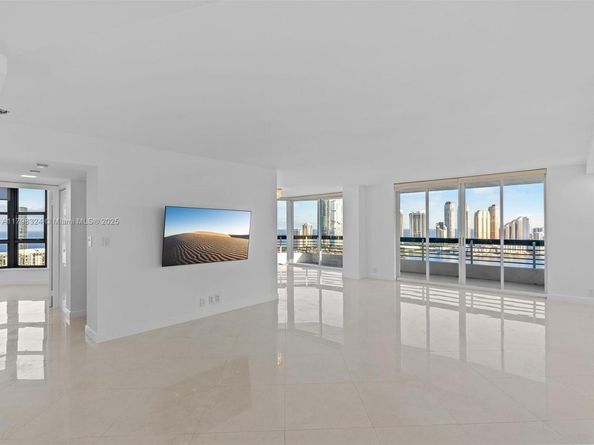 3530 Mystic Pointe Dr LPH10, Aventura FL 33180