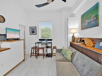 255 W 24th St
