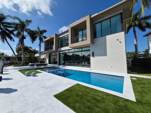 4910 NE 27th Ave, Lighthouse Point FL 33064