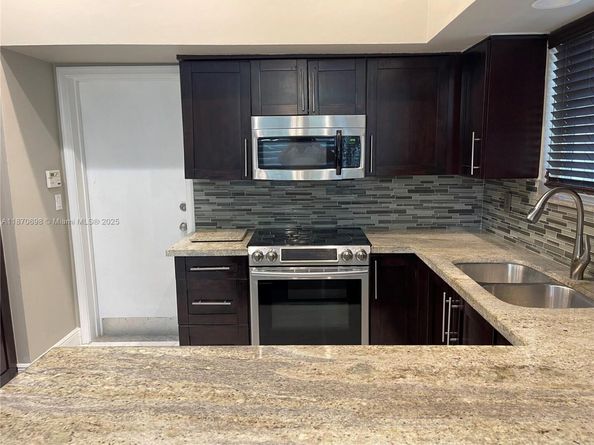 10101 NW 5th St, Plantation FL 33324