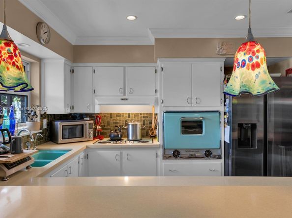 4221 NE 16th Ave, Oakland Park FL 33334
