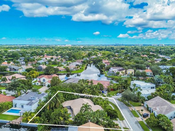10101 SW 5th St, Plantation FL 33324