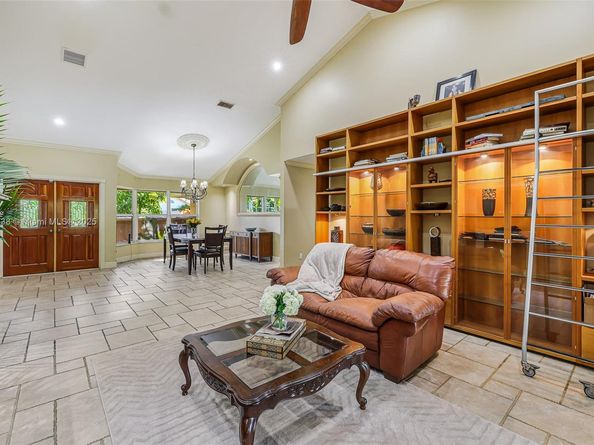 10101 SW 5th St, Plantation FL 33324