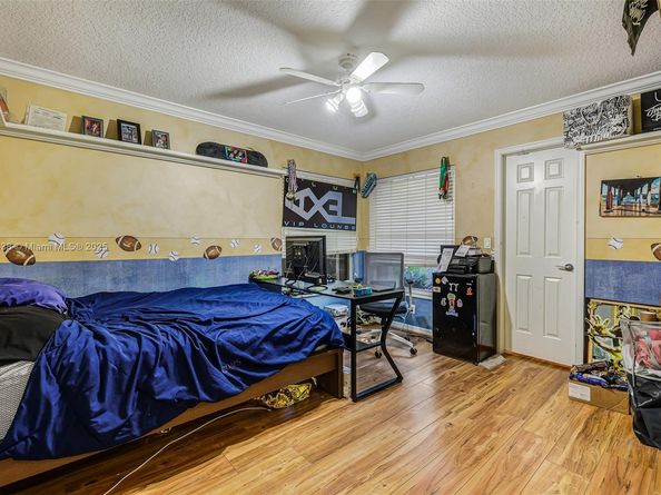 10101 SW 5th St, Plantation FL 33324