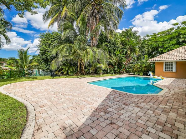 10101 SW 5th St, Plantation FL 33324