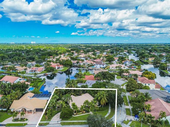10101 SW 5th St, Plantation FL 33324
