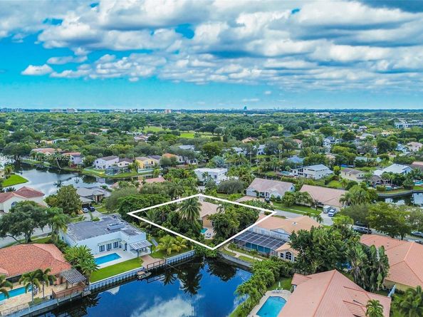 10101 SW 5th St, Plantation FL 33324