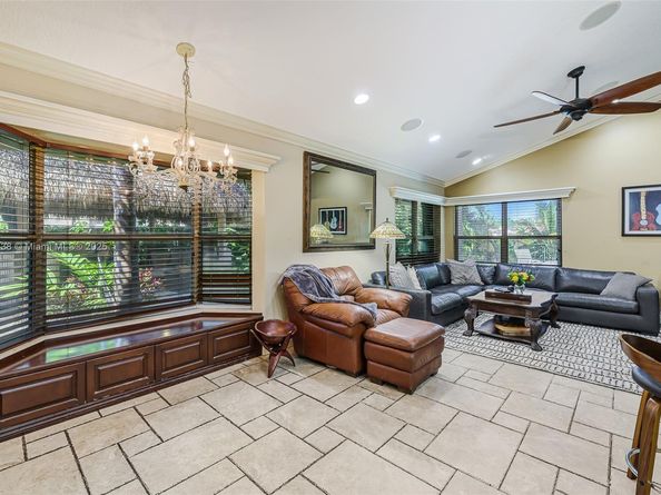 10101 SW 5th St, Plantation FL 33324