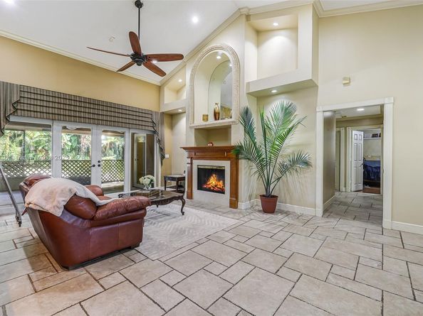 10101 SW 5th St, Plantation FL 33324