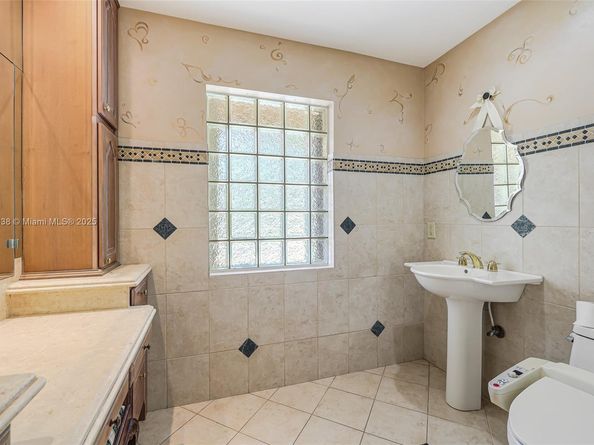 10101 SW 5th St, Plantation FL 33324