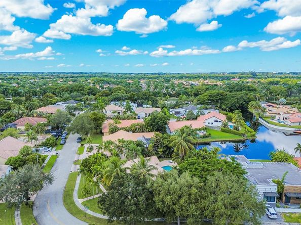 10101 SW 5th St, Plantation FL 33324