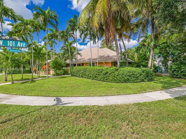 10101 SW 5th St, Plantation FL 33324