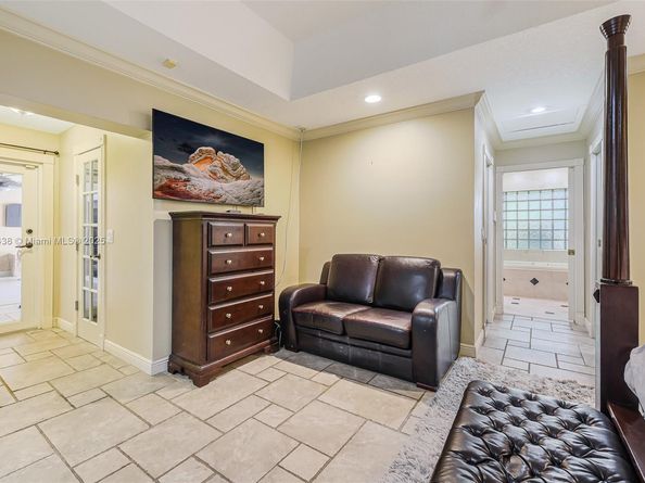 10101 SW 5th St, Plantation FL 33324