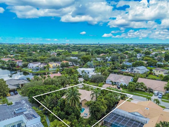 10101 SW 5th St, Plantation FL 33324