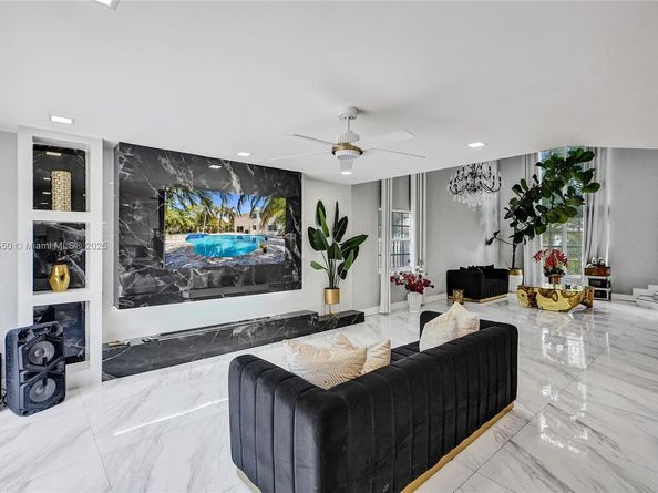 85 Gables Blvd, Weston FL 33326