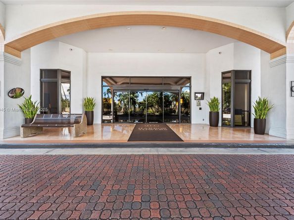 3598 Yacht Club Dr 601+DEN, Aventura FL 33180