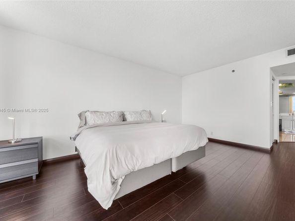 3598 Yacht Club Dr 601+DEN, Aventura FL 33180