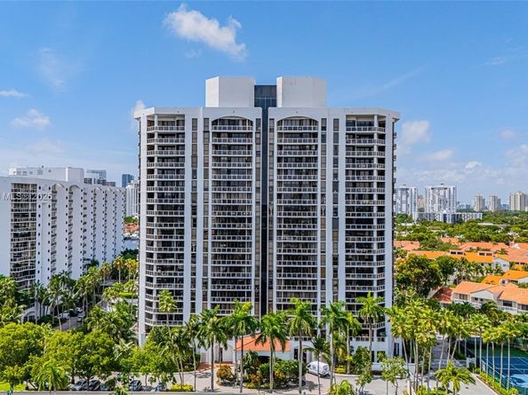 3598 Yacht Club Dr 601+DEN, Aventura FL 33180