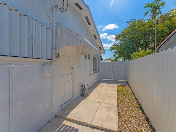2023 SW 99th Ave, Miami FL 33165