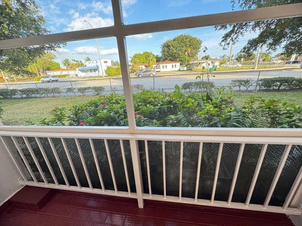 8701 SW 12th St 13, Miami FL 33174