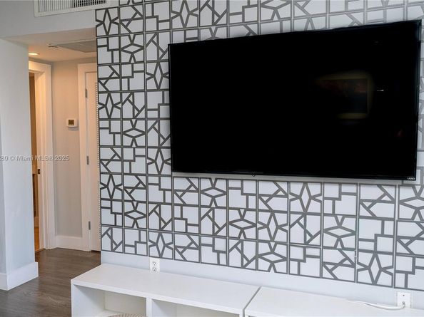 401 69th St 212, Miami Beach FL 33141
