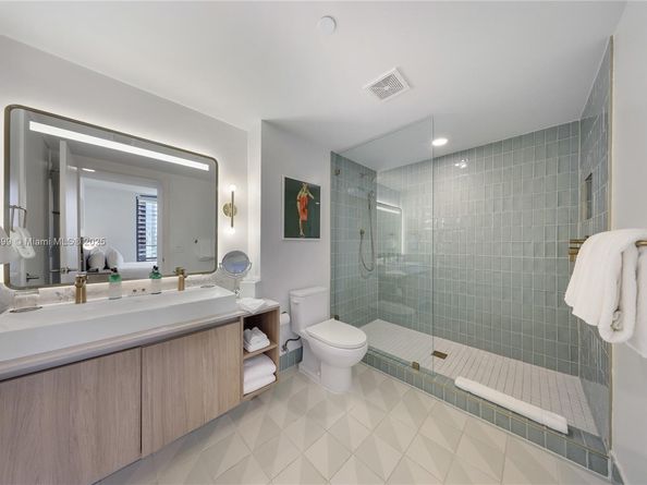 159 NE 6 Street 2402, Miami FL 33132