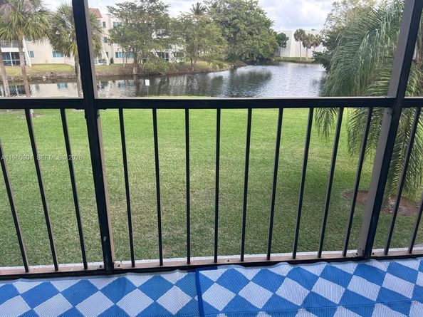 230 Lakeview Dr 209, Weston FL 33326