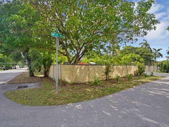 461 NW 17th Pl, Fort Lauderdale FL 33311