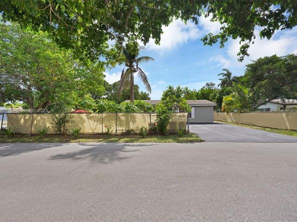 461 NW 17th Pl, Fort Lauderdale FL 33311