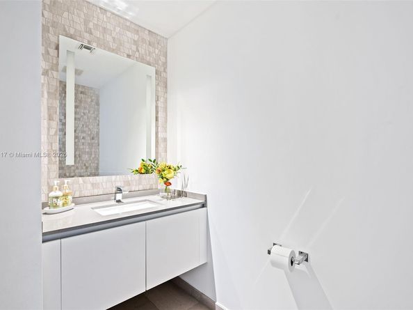 88 SW 7th St 3101, Miami FL 33130