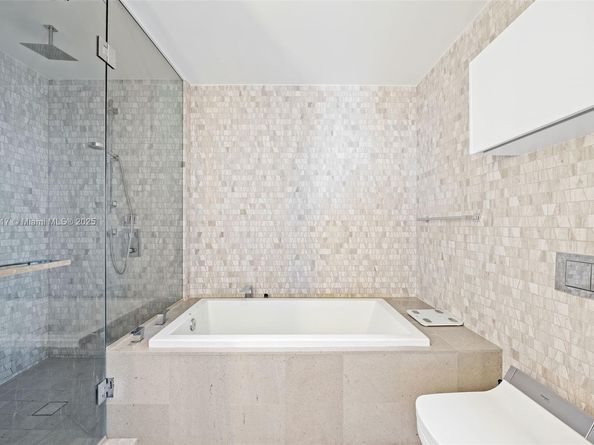 88 SW 7th St 3101, Miami FL 33130