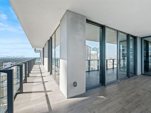 88 SW 7th St 3101, Miami FL 33130