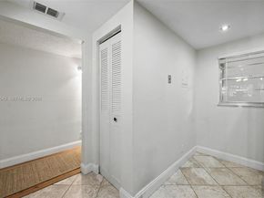 9340 Lagoon Pl 110, Davie FL 33324