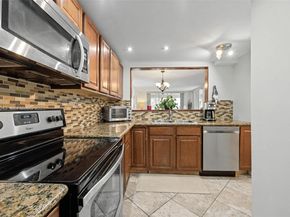 9340 Lagoon Pl 110, Davie FL 33324