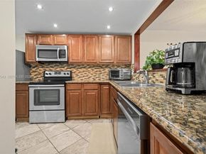 9340 Lagoon Pl 110, Davie FL 33324