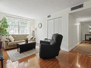 9340 Lagoon Pl 110, Davie FL 33324