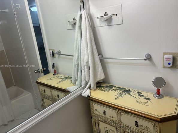 26 Diplomat Pkwy 2366, Hallandale Beach FL 33009